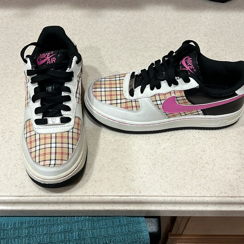 NWOT Nike Air Force 1 Pink Fire ll Retro shoe